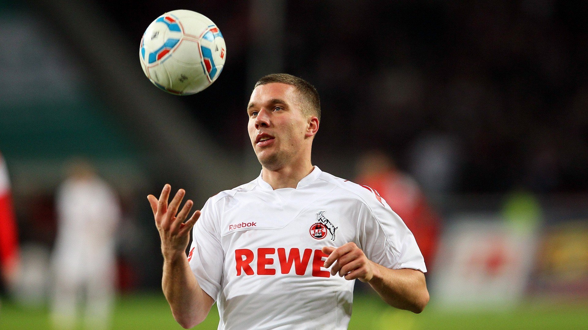 水上乐园“冲浪造浪池原地滑水赛” 平衡与姿态成亮点