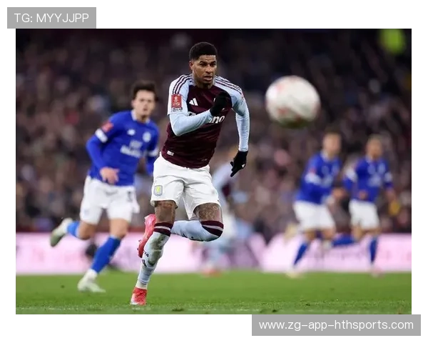 曼联通过反击打穿防线,拉什福德抽射偏出 曼联通过反击打穿防线,拉什福德抽射偏出