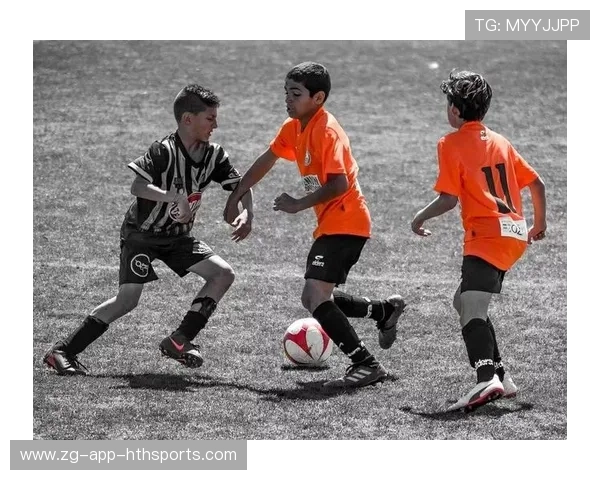 成都蓉城亚历斯祖首训上脚，长传转移精准到位