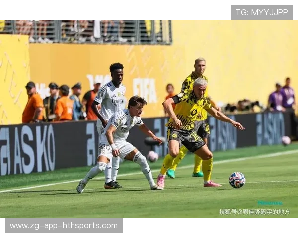 多夫比克接佩莱格里尼斜传凌空垫射，皮球滑门而过